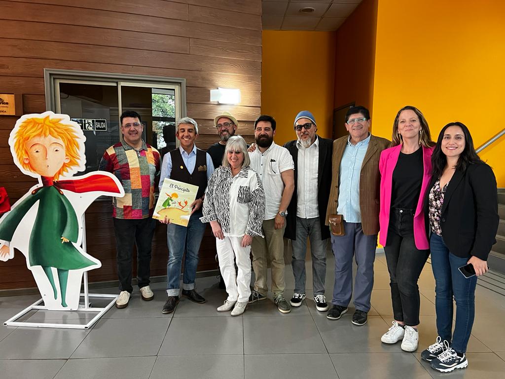 La foto que se repetirá hasta el 22 de enero con la representante de ZIG ZAG, Alejandra Schmidt de la Seremi de Educación Nora Rosas el Director de Liquen y el Ilustrador Carlos Denis,
